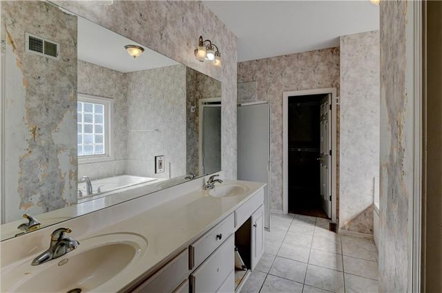 6826 N Charleston Drive, Kansas City, MO 64119