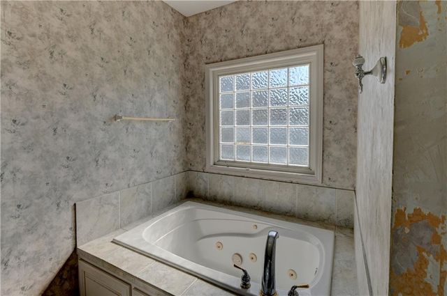 6826 N Charleston Drive, Kansas City, MO 64119