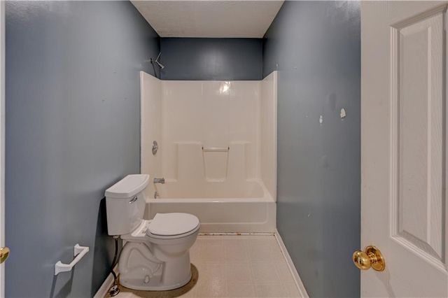6826 N Charleston Drive, Kansas City, MO 64119