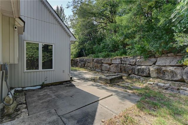 6826 N Charleston Drive, Kansas City, MO 64119