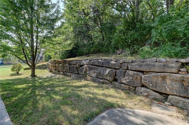 6826 N Charleston Drive, Kansas City, MO 64119