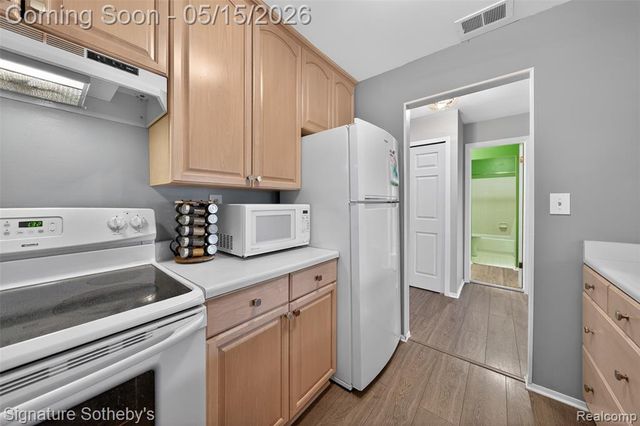875 S Pontiac Trail B208, Walled Lake, MI 48390