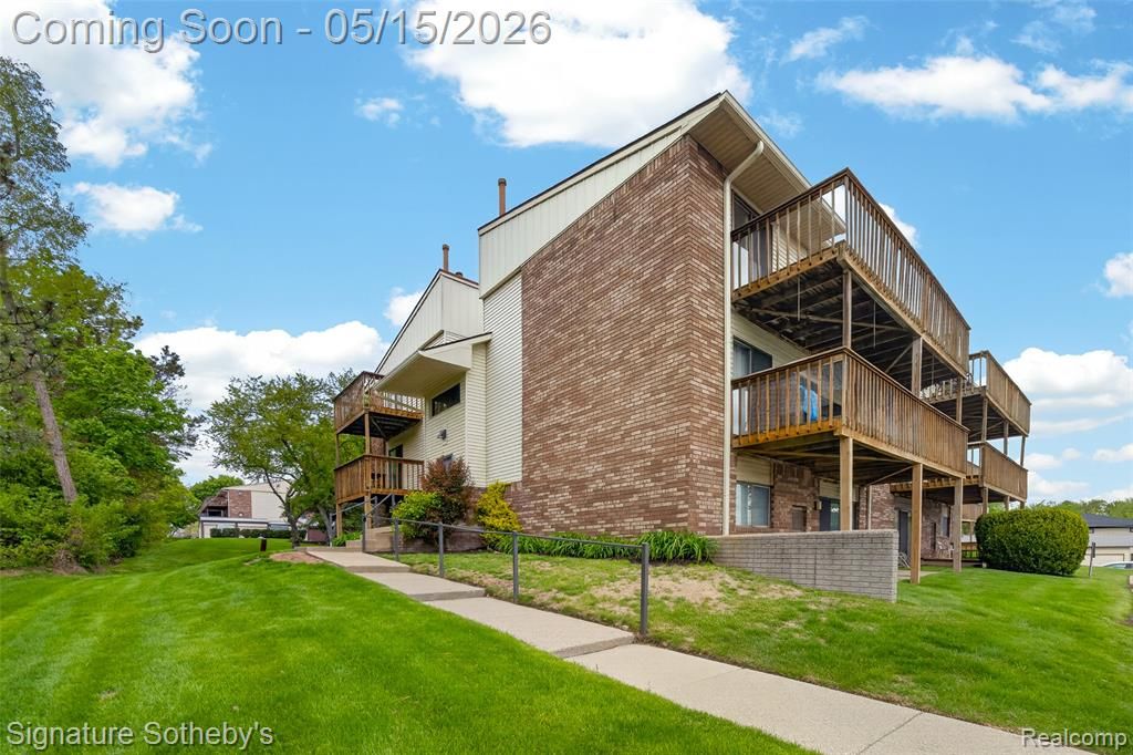 875 S Pontiac Trail B208, Walled Lake, MI 48390