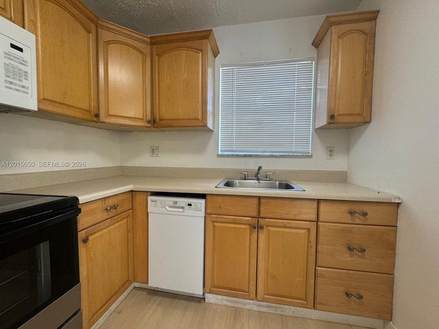 4122 SW 61st Ave 8, Davie, FL 33314