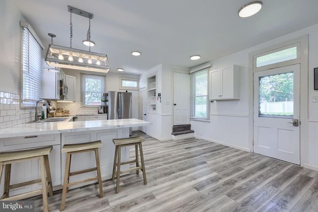 149 W BROAD ST, Salunga, PA 17538
