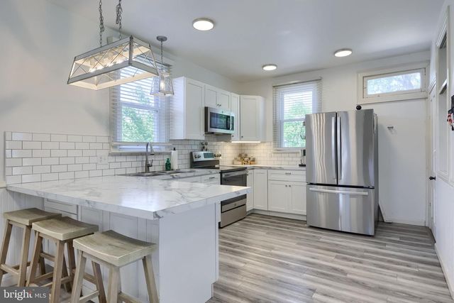 149 W BROAD ST, Salunga, PA 17538