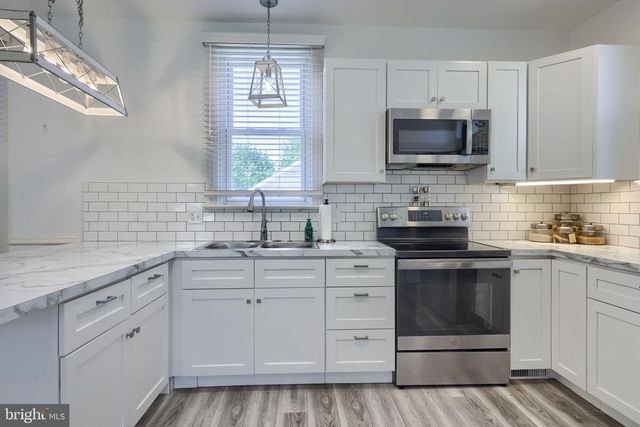 149 W BROAD ST, Salunga, PA 17538