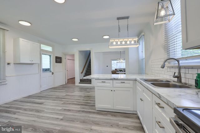 149 W BROAD ST, Salunga, PA 17538