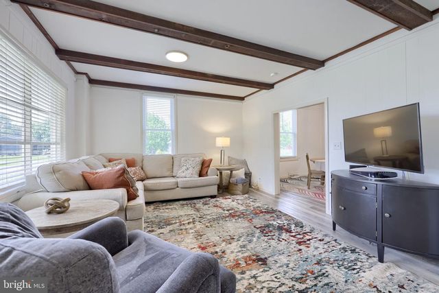 149 W BROAD ST, Salunga, PA 17538
