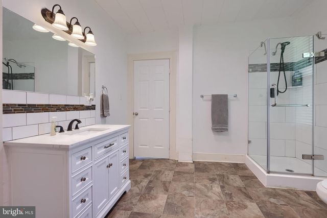 149 W BROAD ST, Salunga, PA 17538