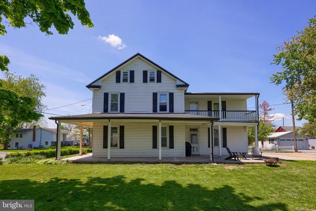 149 W BROAD ST, Salunga, PA 17538