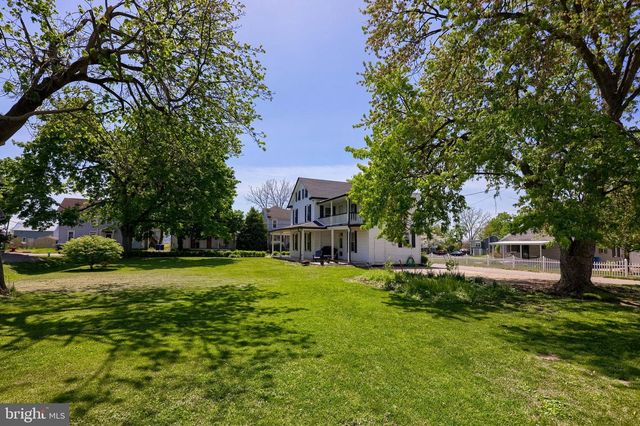 149 W BROAD ST, Salunga, PA 17538
