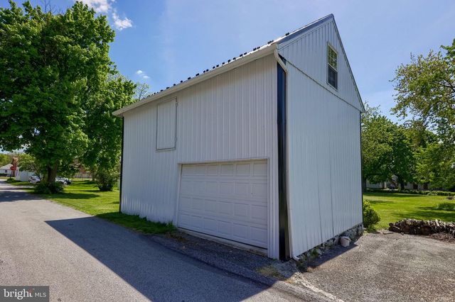 149 W BROAD ST, Salunga, PA 17538
