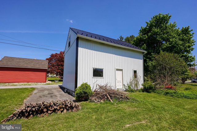 149 W BROAD ST, Salunga, PA 17538