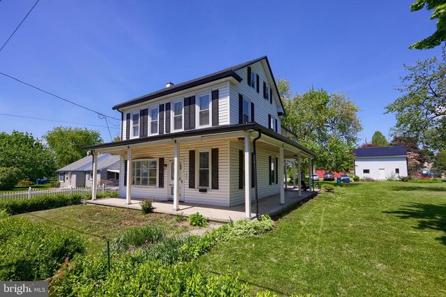 149 W BROAD ST, Salunga, PA 17538
