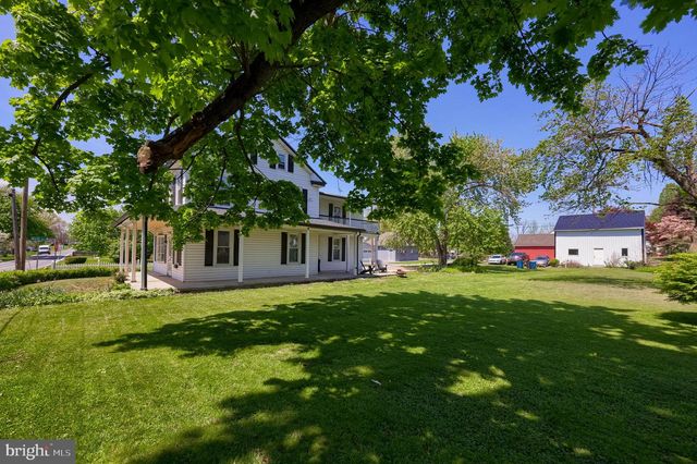 149 W BROAD ST, Salunga, PA 17538
