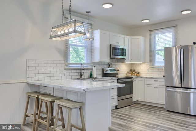 149 W BROAD ST, Salunga, PA 17538