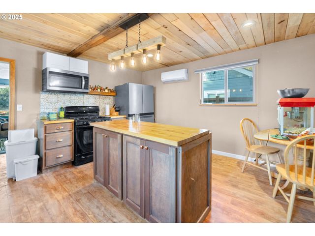 945 Ne COMMERCIAL St, Waldport, OR 97394