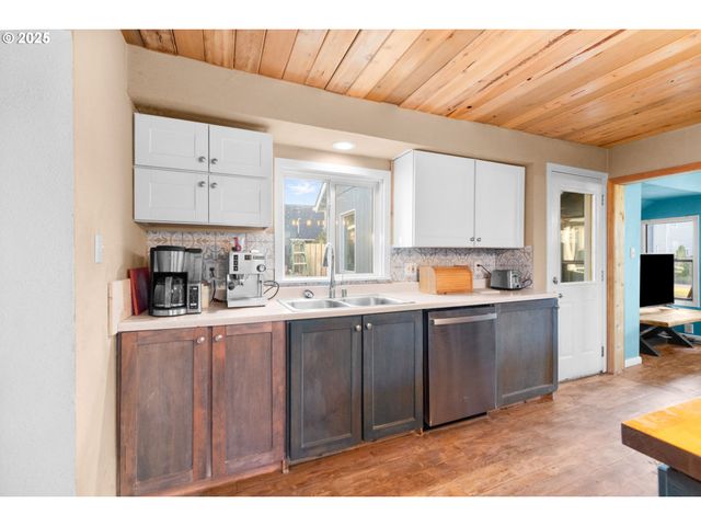 945 Ne COMMERCIAL St, Waldport, OR 97394