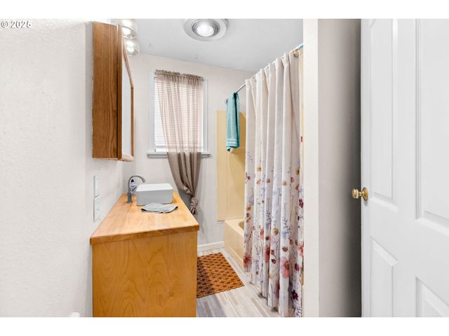 945 Ne COMMERCIAL St, Waldport, OR 97394