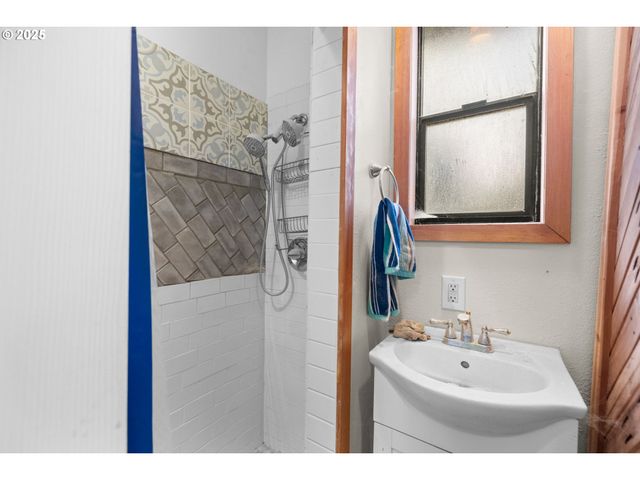 945 Ne COMMERCIAL St, Waldport, OR 97394