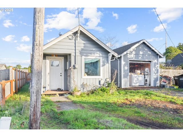 945 Ne COMMERCIAL St, Waldport, OR 97394