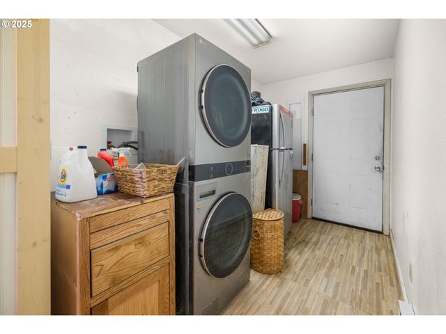 945 Ne COMMERCIAL St, Waldport, OR 97394