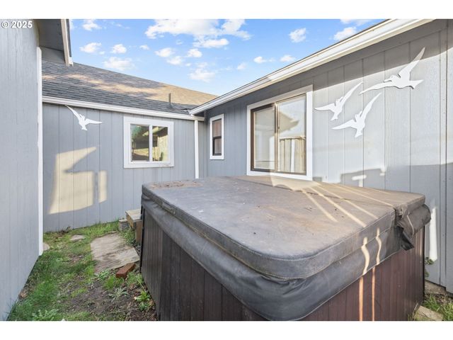 945 Ne COMMERCIAL St, Waldport, OR 97394