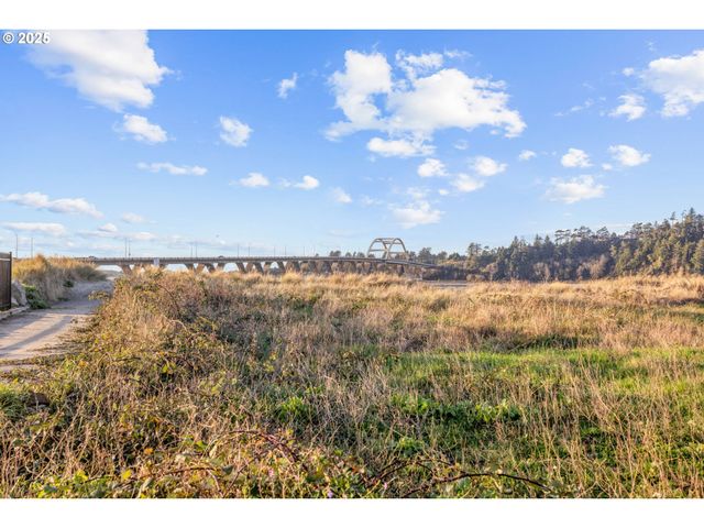 945 Ne COMMERCIAL St, Waldport, OR 97394