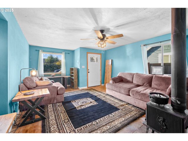 945 Ne COMMERCIAL St, Waldport, OR 97394