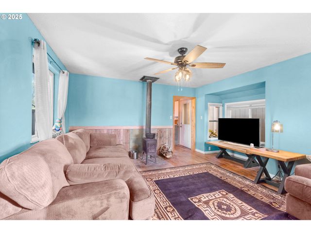 945 Ne COMMERCIAL St, Waldport, OR 97394