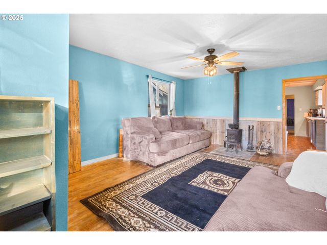 945 Ne COMMERCIAL St, Waldport, OR 97394