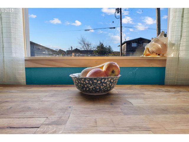 945 Ne COMMERCIAL St, Waldport, OR 97394