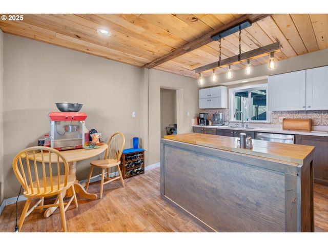 945 Ne COMMERCIAL St, Waldport, OR 97394