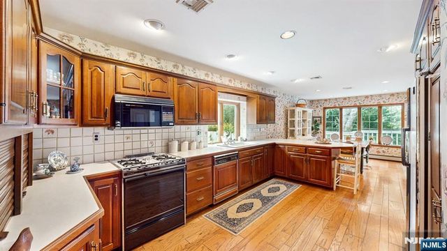 785 7th Avenue, River Edge, NJ 07661
