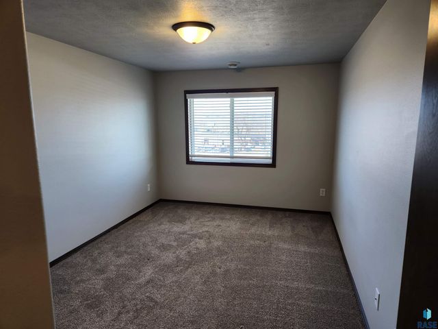 1209 N Archer Ave Avenue, Sioux Falls, SD 57103