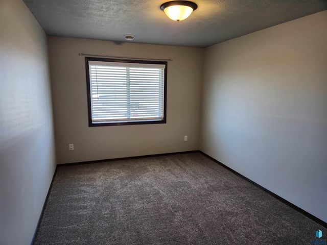 1209 N Archer Ave Avenue, Sioux Falls, SD 57103