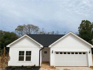 413 E Lee Avenue, Yadkinville, NC 27055