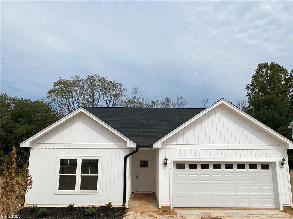 413 E Lee Avenue, Yadkinville, NC 27055