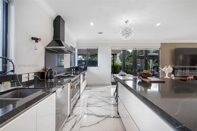 3400 NE 164th St, Eastern Shores, FL 33160