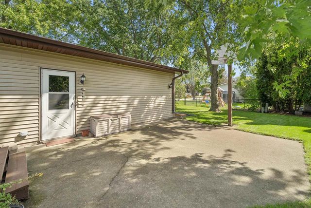 1135 HERITAGE TRAIL, Oshkosh, WI 54904