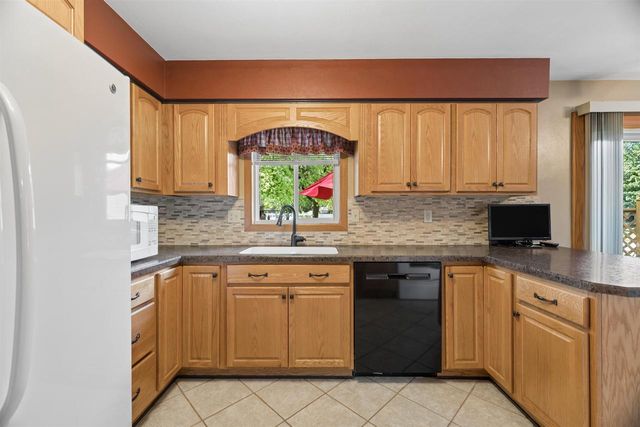 1135 HERITAGE TRAIL, Oshkosh, WI 54904
