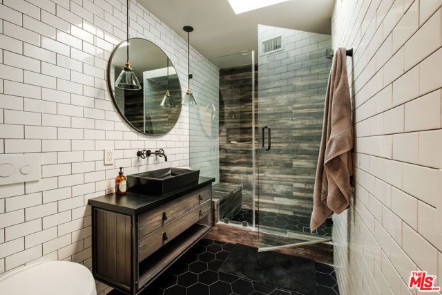 18875 Pasadero Drive, Tarzana (los Angeles), CA 91356