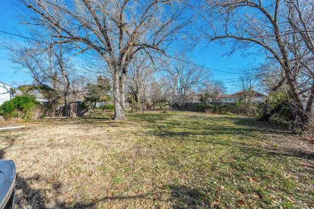 908 N Ridgewood Dr, Wichita, KS 67208