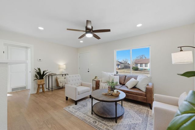 908 N Ridgewood Dr, Wichita, KS 67208