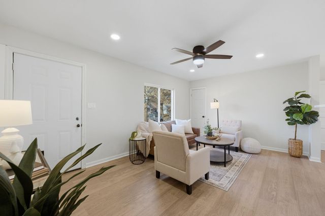 908 N Ridgewood Dr, Wichita, KS 67208