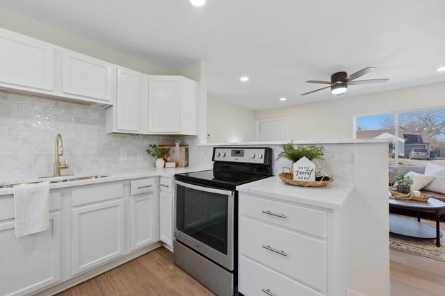 908 N Ridgewood Dr, Wichita, KS 67208