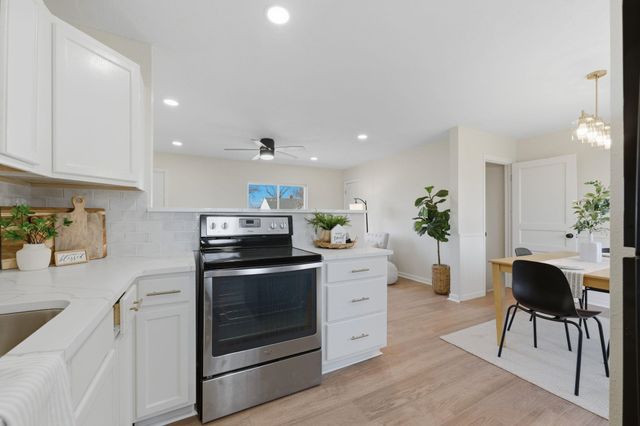 908 N Ridgewood Dr, Wichita, KS 67208