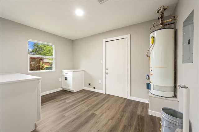 320 Burnett Drive, Baytown, TX 77520