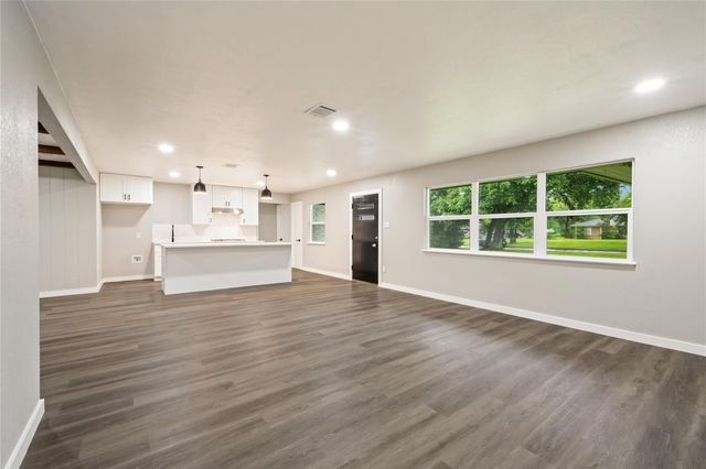 320 Burnett Drive, Baytown, TX 77520